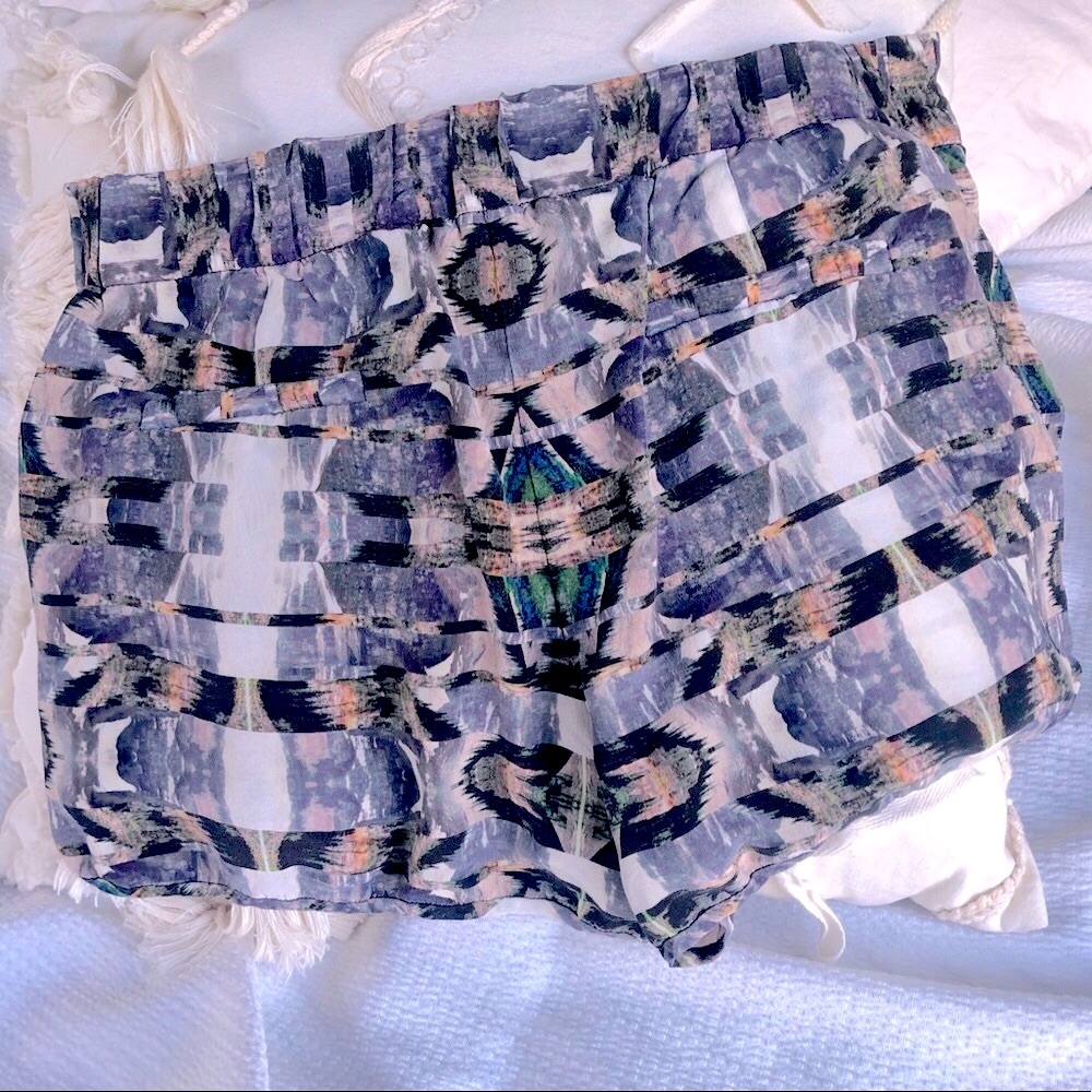 INTERMIX | M | Silk Aztec Lavender Lilac Soft Mini Shorts w/ Pockets & Stretch - Picture 13 of 16